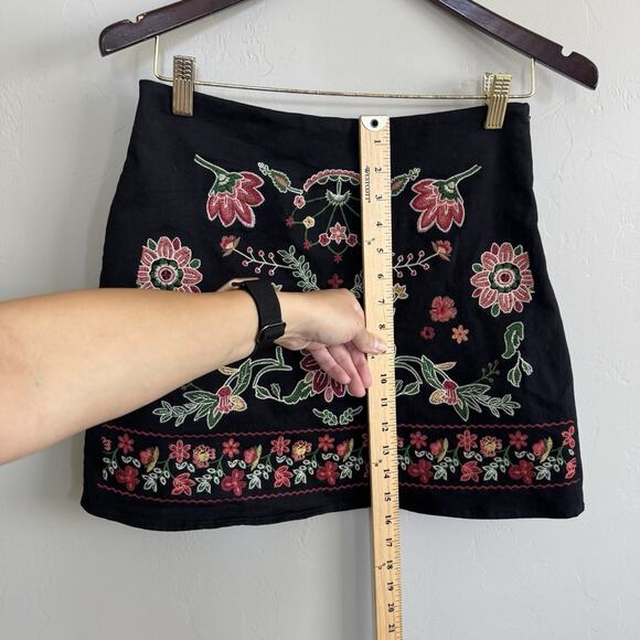 Mi Ami Marty Black Embroidered Floral Mini Skirt Womans Size M - Picture 7 of 9